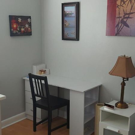 High Park Single Room With Personal Washroom And Kitchen トロント エクステリア 写真