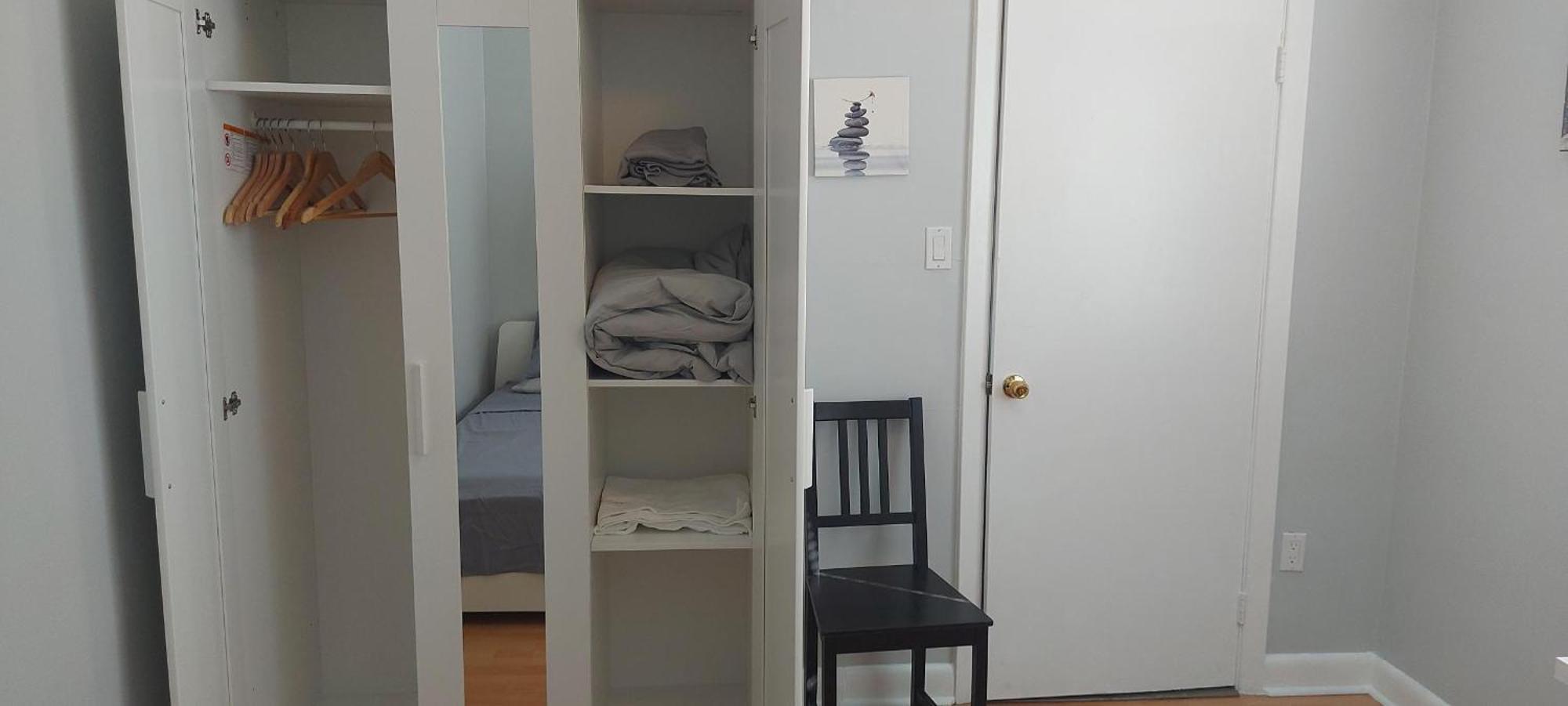 High Park Single Room With Personal Washroom And Kitchen トロント エクステリア 写真