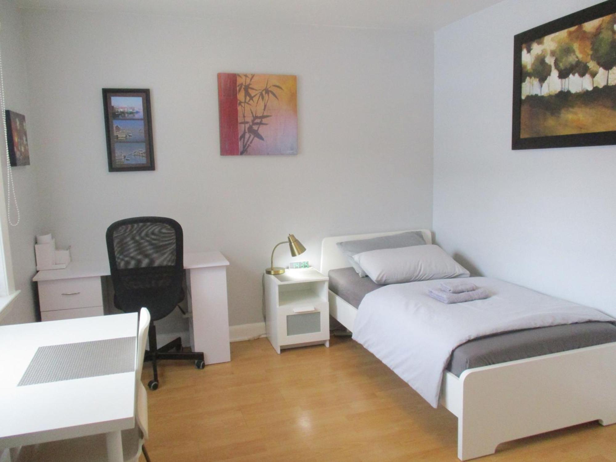 High Park Single Room With Personal Washroom And Kitchen トロント エクステリア 写真